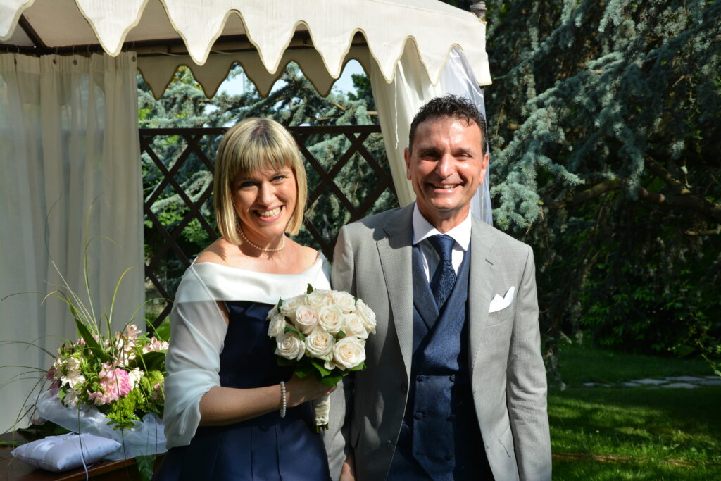 In questo caso la sposa ha completato l'abito scelto per seconde nozze con una stola