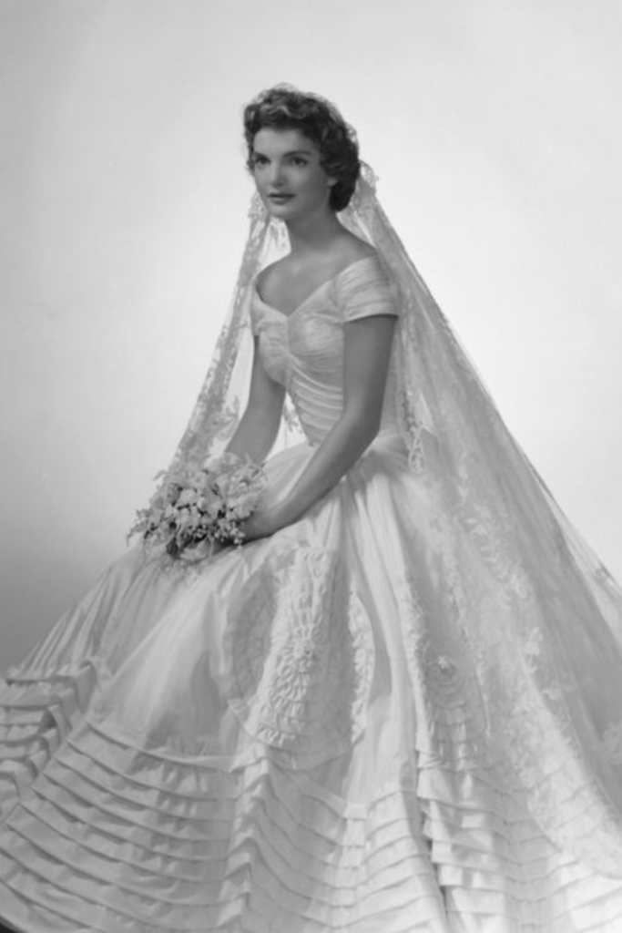 Jacqueline Kennedy abito da sposa, abito da sposa senza tempo, abiti da sposa classici, abiti da sposa che hanno fatto la storia 